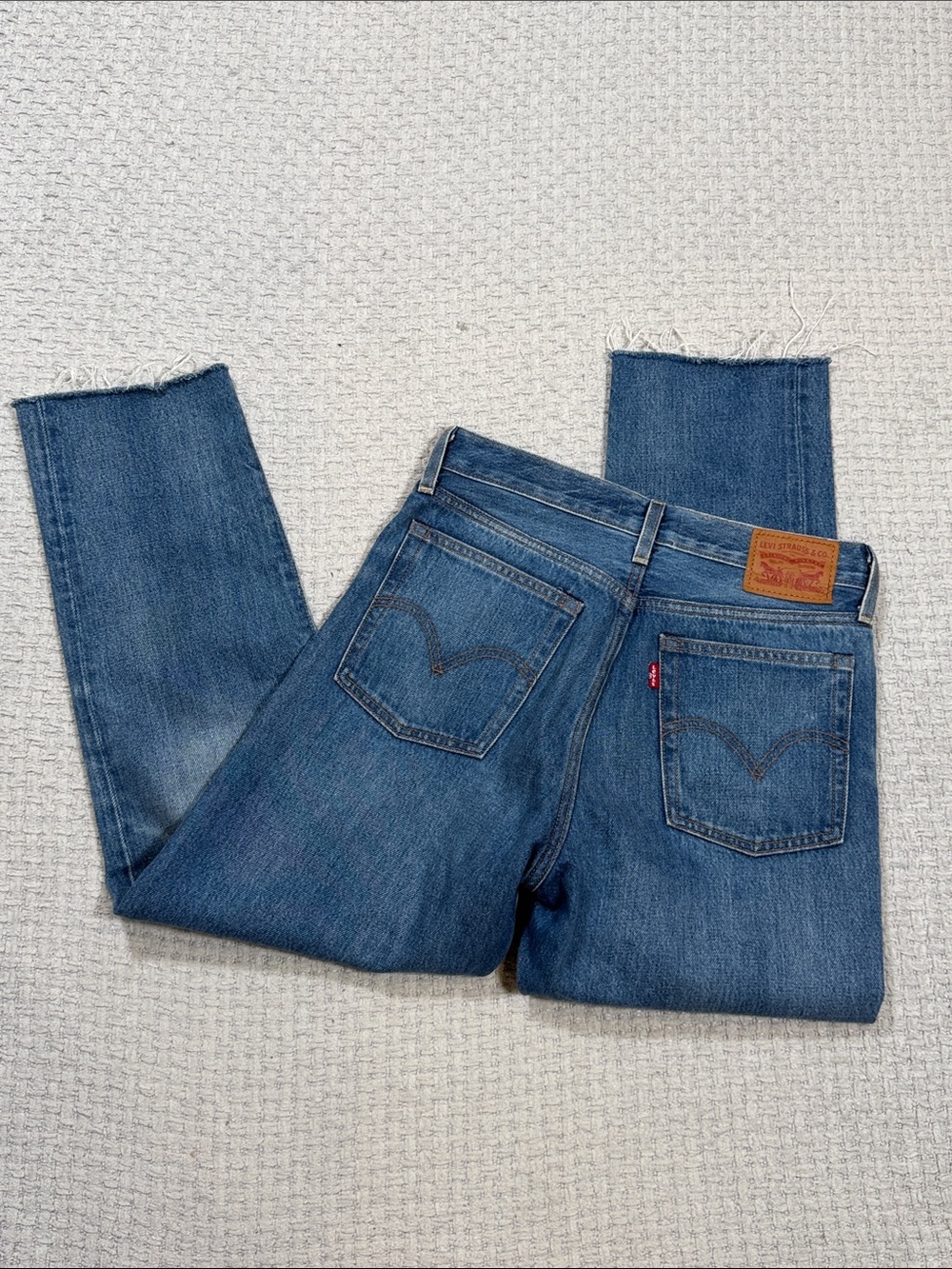 Levi's Wedgie Straight Denim Jeans Frayed Hem Button Fly Women's Size 27